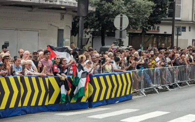 Protesters in Paris show solidarity with Palestine during Olympic cycling competition