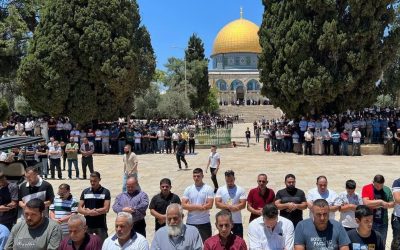 40,000 Muslim worshipers perform Friday prayer at Aqsa Mosque