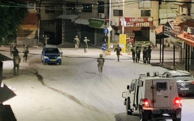 Two young men injured in Israeli raid and arrest campaign in the West Bank